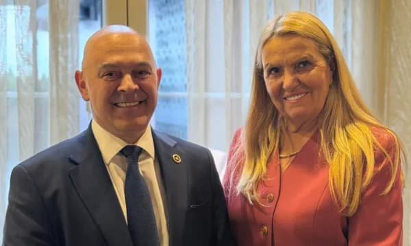 Time Kadriaj i reagon deputetes së LVV-së: Kur Aridan Gjini e ka kapur pushkën, ju s’e keni ditë ku është vija e frontit