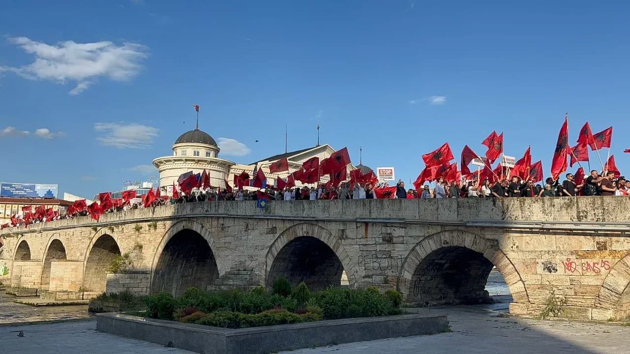“UÇK, UÇK, UÇK”! Protesta në RMV, studentët shqiptarë në shesh për gjuhën shqipe, kërkojnë dorëheqjen e kryeministrit