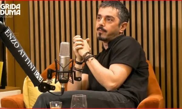 Amos Zaharia rrëfen marrëdhënien që e tronditi: “U detyrova të largohem jashtë vendit”