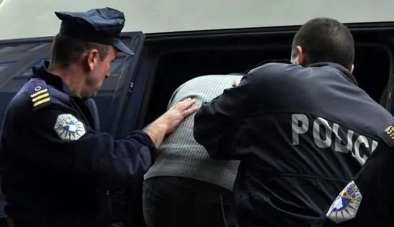 Arrestohen katër persona në Gjakovë, sekuestrohen drogë, armë dhe para të gatshme