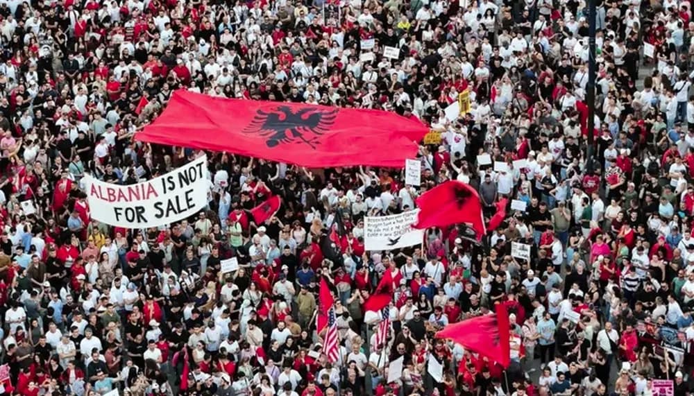 “Asnjë deputet nuk na përfaqëson” – Protestuesit në Shqipëri drejt krijimit të “Kuvendit Qytetar” me 500-600 anëtarë