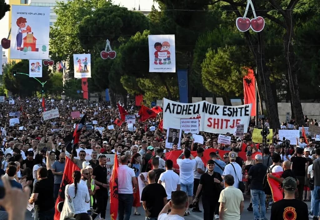 Asociacioni i Gazetarëve në Shqipëri reagon pas fyerjeve ndaj gazetarëve në protestën në Tiranë: S’jemi palë