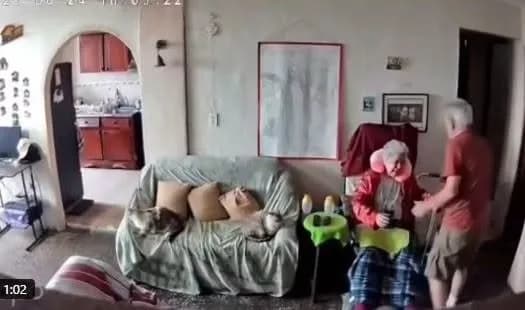 Burri i moshuar mban gruan e tij për ta qetësuar gjatë tërmetit, brenda apartamentit të tyre