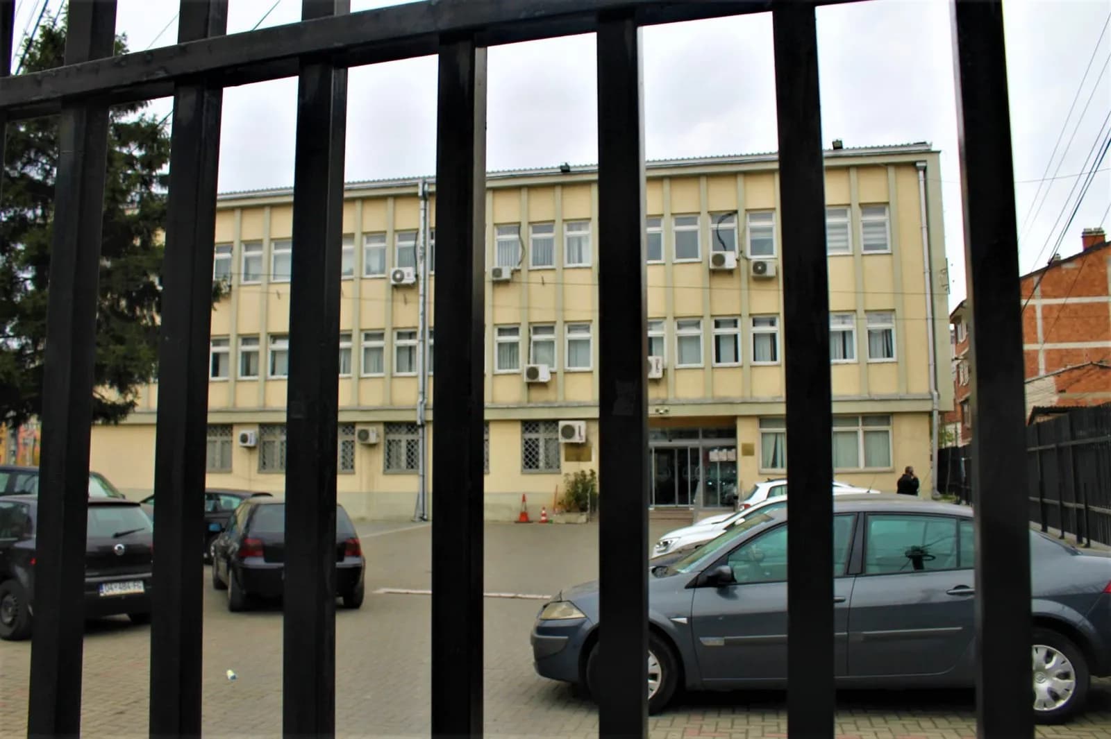 Caktohet masa e paraburgimit ndaj të miturit për vrasje të rëndë