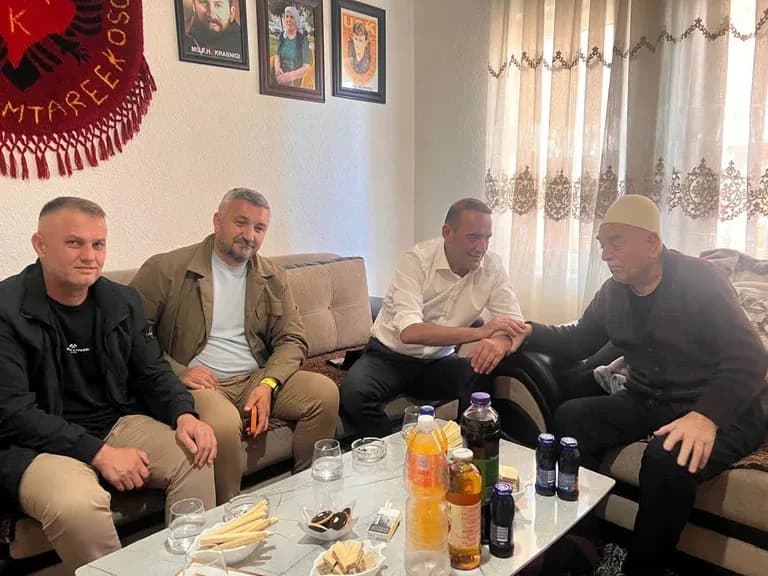 Daut Haradinaj viziton babain e Mujë Krasniqit: Familja Krasniqi, simbol i qëndresës dhe sakrificës kombëtare