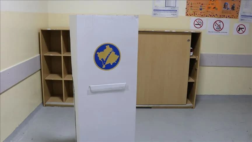 Dy çifte u kapën duke votuar në të njëjtën kabinë në Mamushë