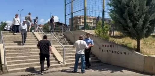 E “copëtoi” fletëvotimin në Shkollën “Ismail Qemali”, qytetari shoqërohet në polici