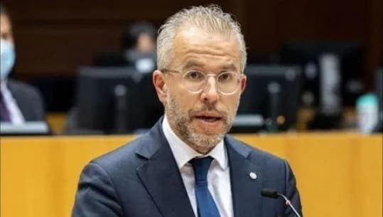 Eurodeputeti holandez: Vuçiq po përdor taktikën e autokratëve për të qëndruar në pushtet
