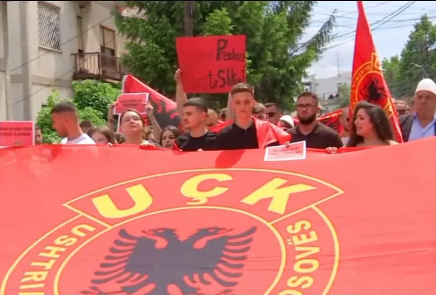 Fillon protesta e studentëve në Prishtinë në mbështetje të gjuhës shqipe në RMV