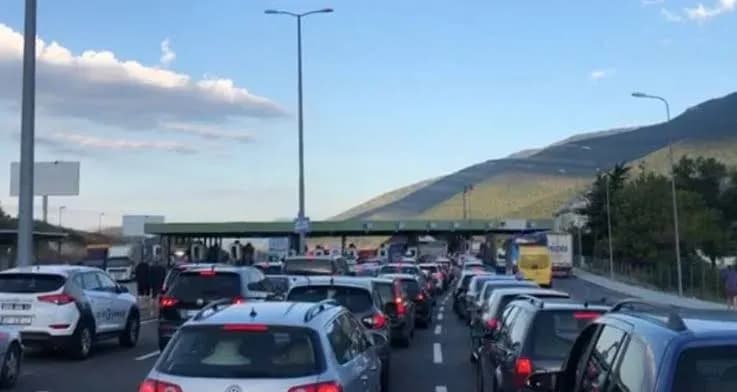 Fluks i lartë në pikën kufitare të Morinës, mijëra qytetarë kalojnë drejt Shqipërisë për pushime