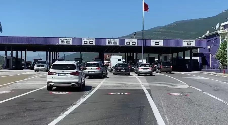 Fluks i madh në kufi, mbi 10 mijë qytetarë nga Kosova hyjnë në Shqipëri për fundjavë