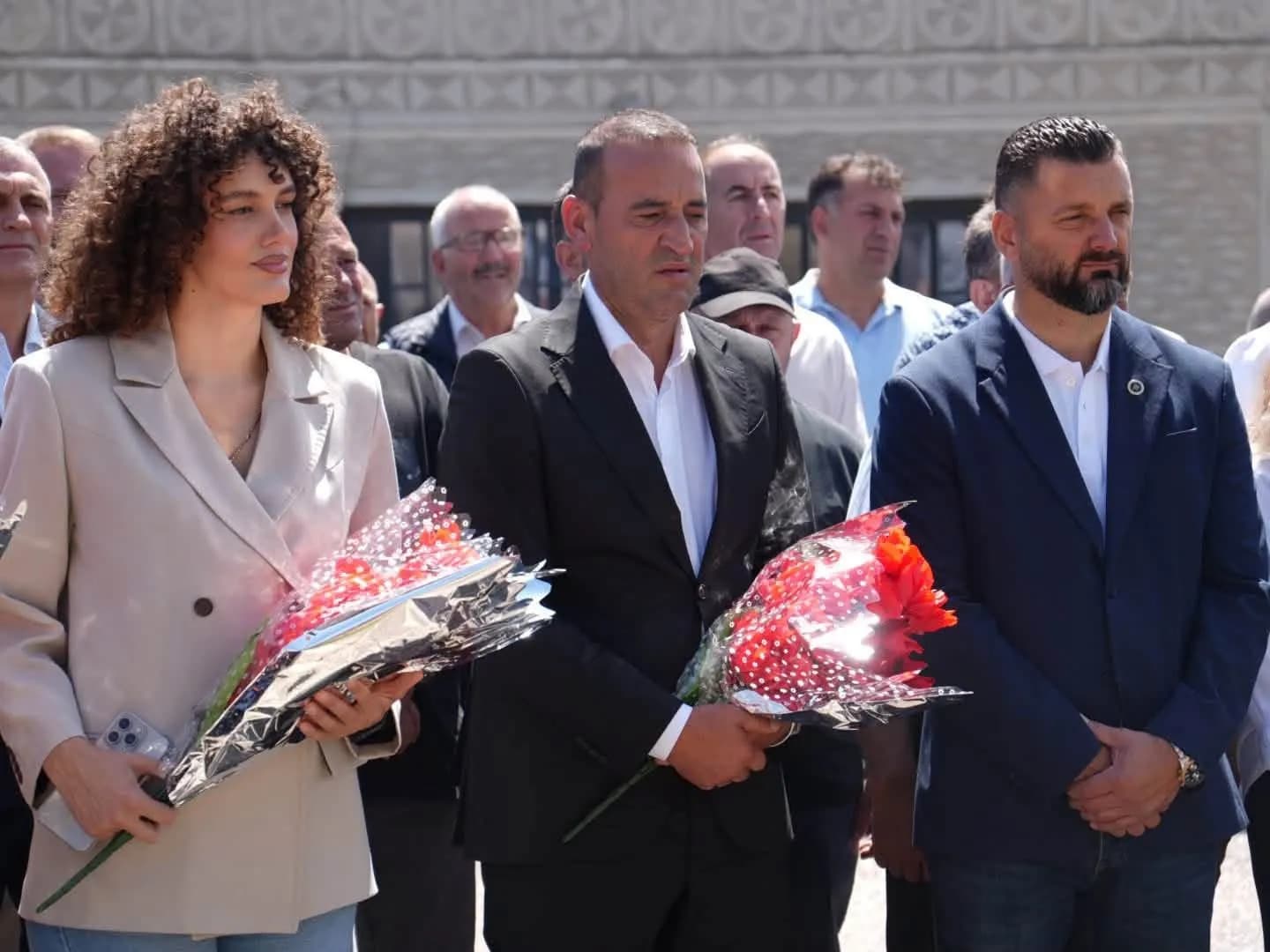 Haradinaj bën homazhe në Kompleksin Memorial në Pobërgjë: Lavdi e përjetshme martirëve dhe dëshmorëve të rënë për atdhe