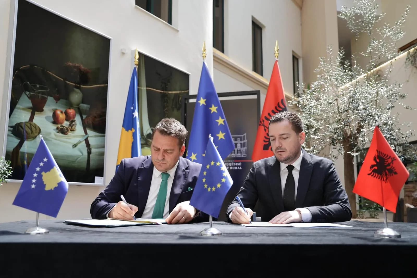 Kosova dhe Shqipëria forcojnë bashkëpunimin në bujqësi, nënshkruhen dy marrëveshje të rëndësishme