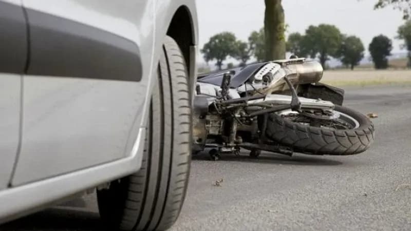 Lëndohet një motoçiklist në Ferizaj pas përplasjes me dy vetura