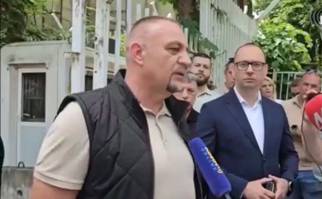 Lirohen nga stacioni policor kreu i Mitrovicës së Veriut Radojeviq dhe kryesuesi i Kuvendit