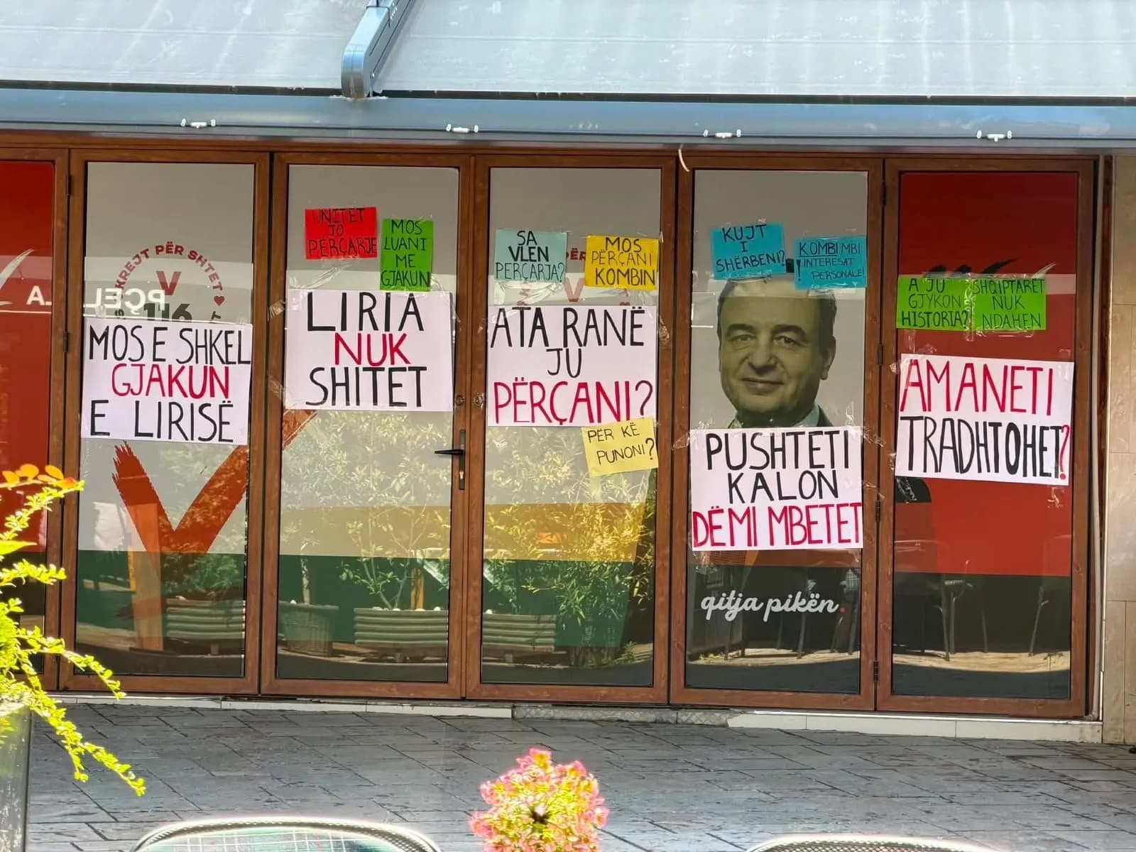 “Mos e shkel gjakun e lirisë” – Protestë para selisë së Vetëvendosjes në Shkup