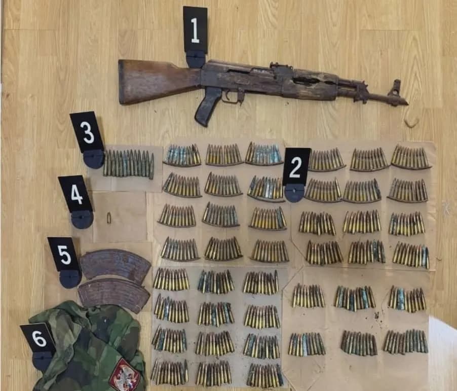 Në ditën e zgjedhjeve, Policia sekuestron arsenal armësh në Zubin Potok
