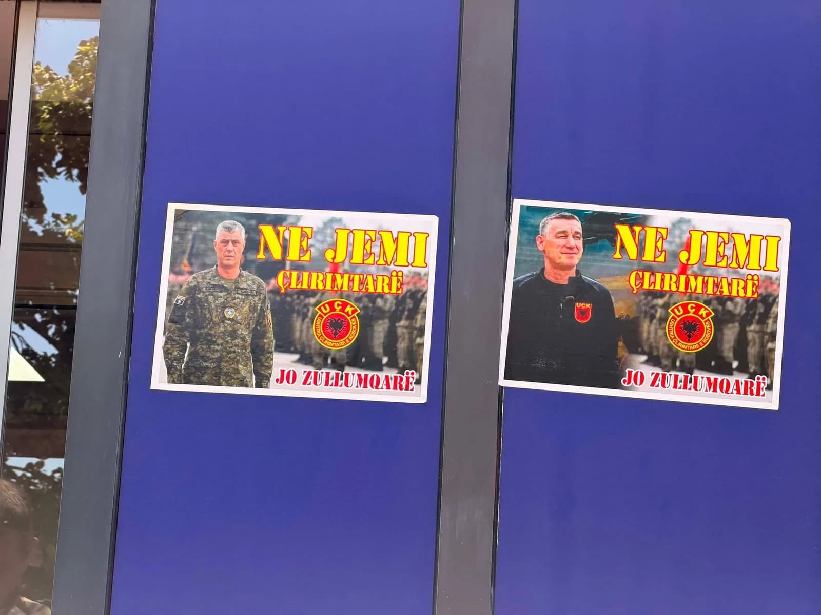 “Ne jemi çlirimtarë, jo zullumqarë” – veterani i UÇK-së vendos postera para Qeverisë