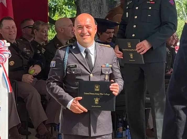 Nënkoloneli i FSK-së diplomon me sukses superior në Kolegjin e Luftës së Ushtrisë Amerikane