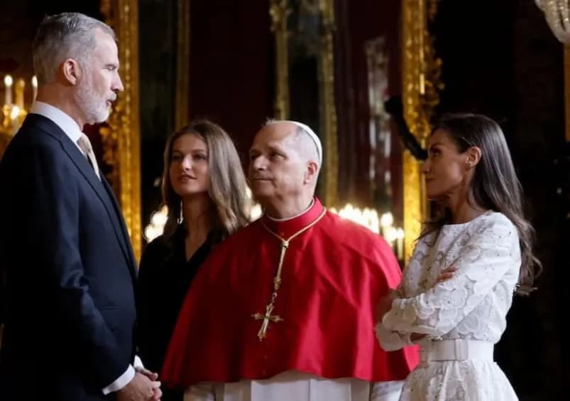 Papa iu bën thirrje udhëheqësve të zbutin përçarjet në fillim të udhëtimit në Spanjë
