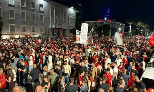 Pas mbledhjes te Kryeministria, nis marshimi masiv rrugëve të Tiranës: Rama n’burg, Berisha n’burg