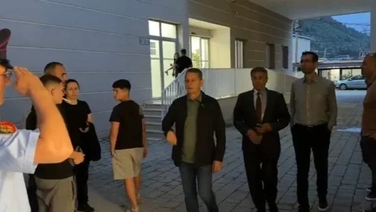 Pas tragjedisë në Shëngjin, ambasadori i Kosovës në Shqipëri viziton të mbijetuarit: Janë në gjendje të mirë