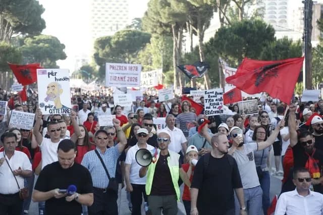 Protesta në Tiranë hyn në ditën e 25-të, qytetarët pritet të mblidhen para godinës së Kryeministrisë