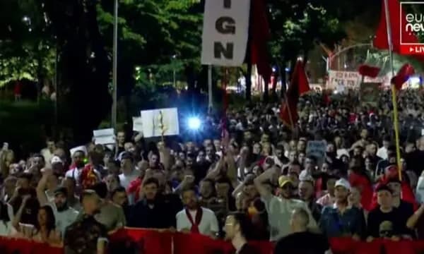 Protesta në Tiranë – Pas tubimit para Kryeministrisë, pjesëmarrësit marshojnë në rrugët e kryeqytetit