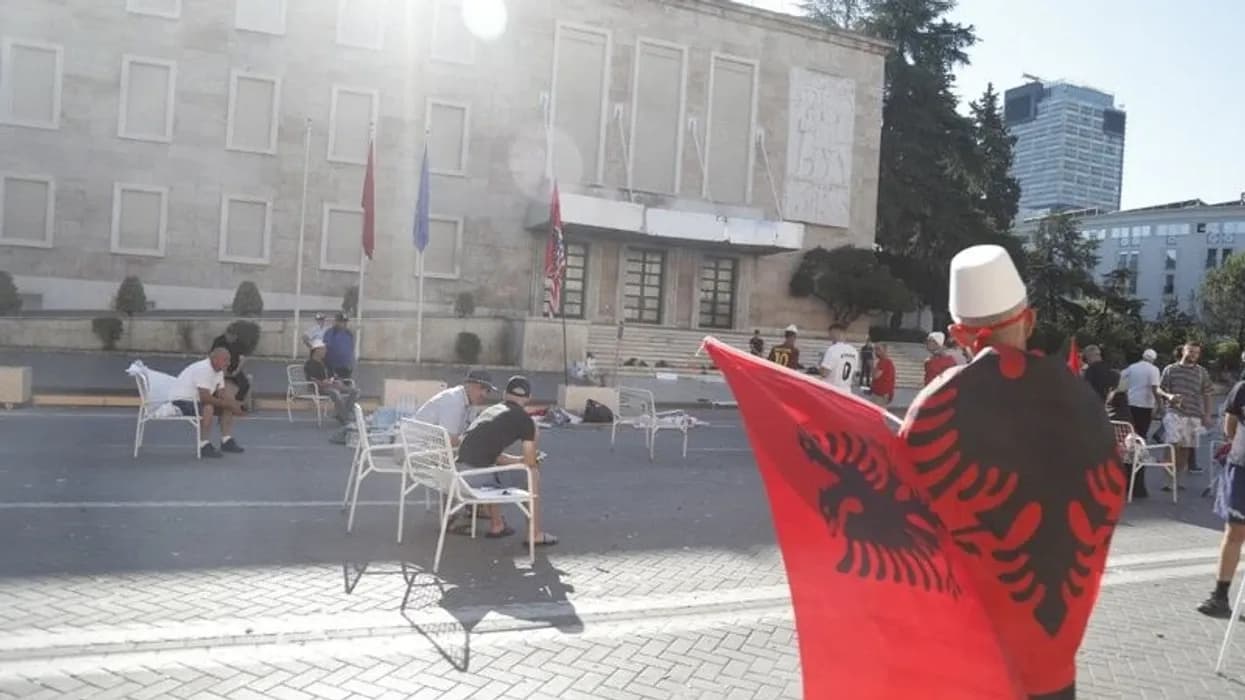Protesta qytetare në Tiranë, një grup protestuesish kaluan natën përpara Kryeministrisë