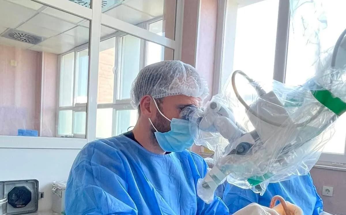 QKUK: Pas operacionit, pacientes i rikthehet dëgjimi pas 18 vitesh