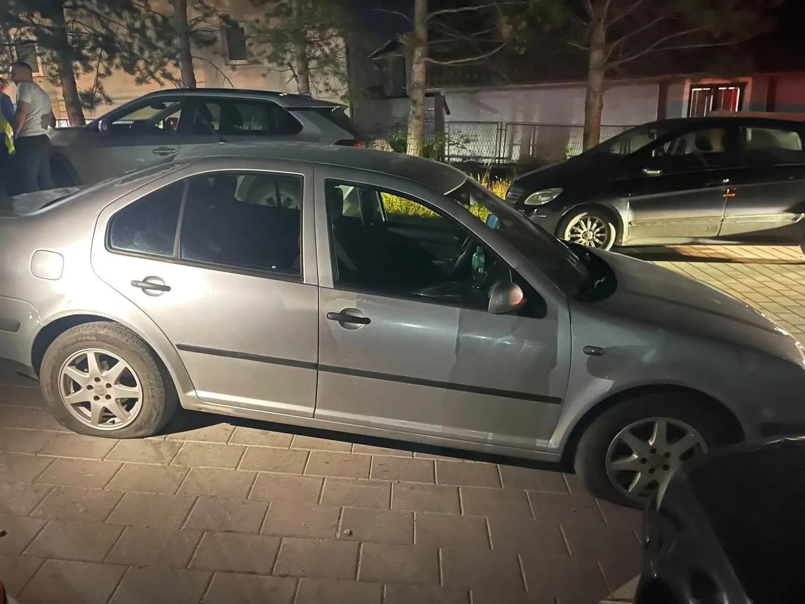 Qytetarit në Istog i dëmtohen me thikë gomat e veturës!