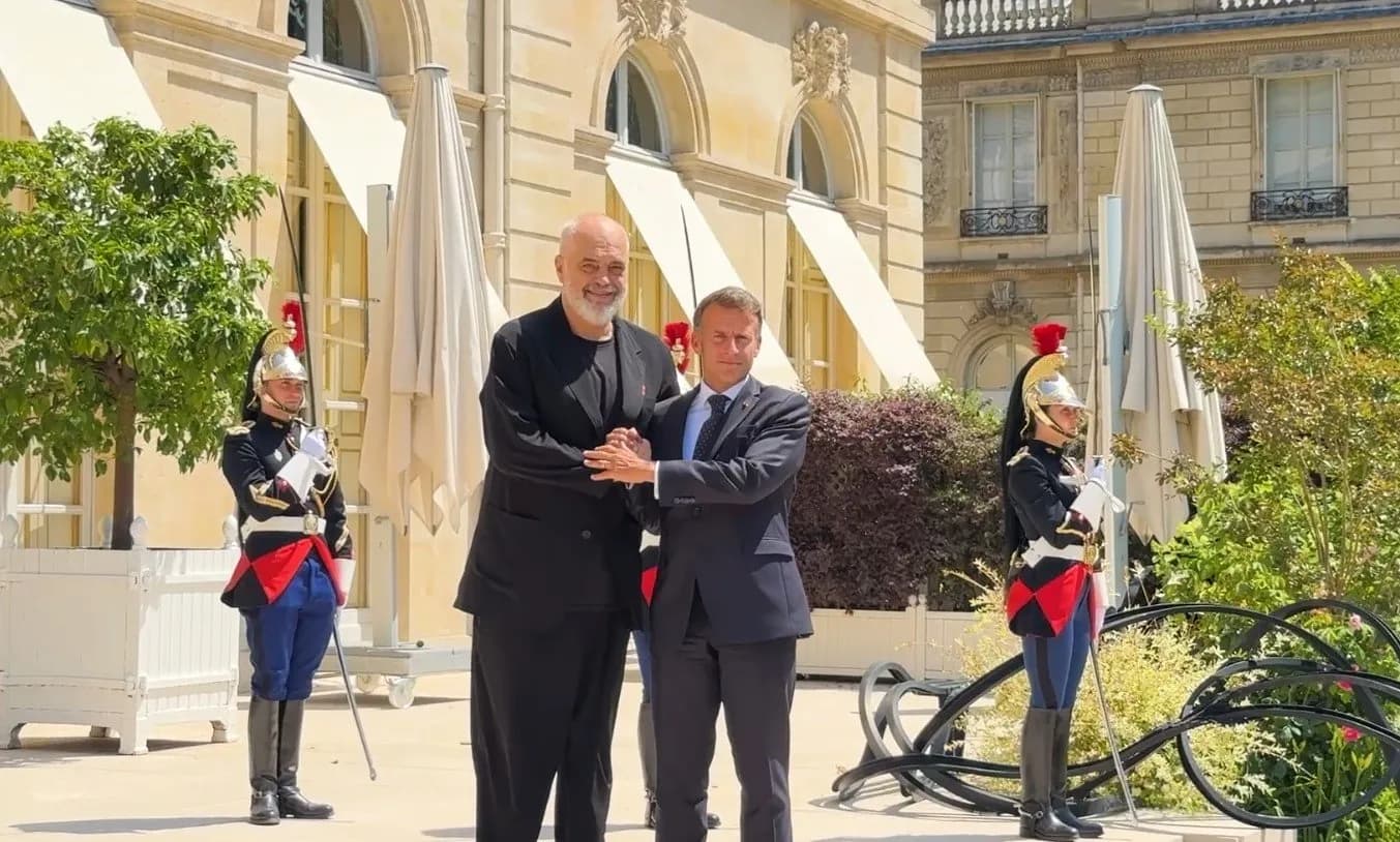 Rama nis vizitën zyrtare në Paris, pritet në Pallatin Elysee nga Presidenti Macron