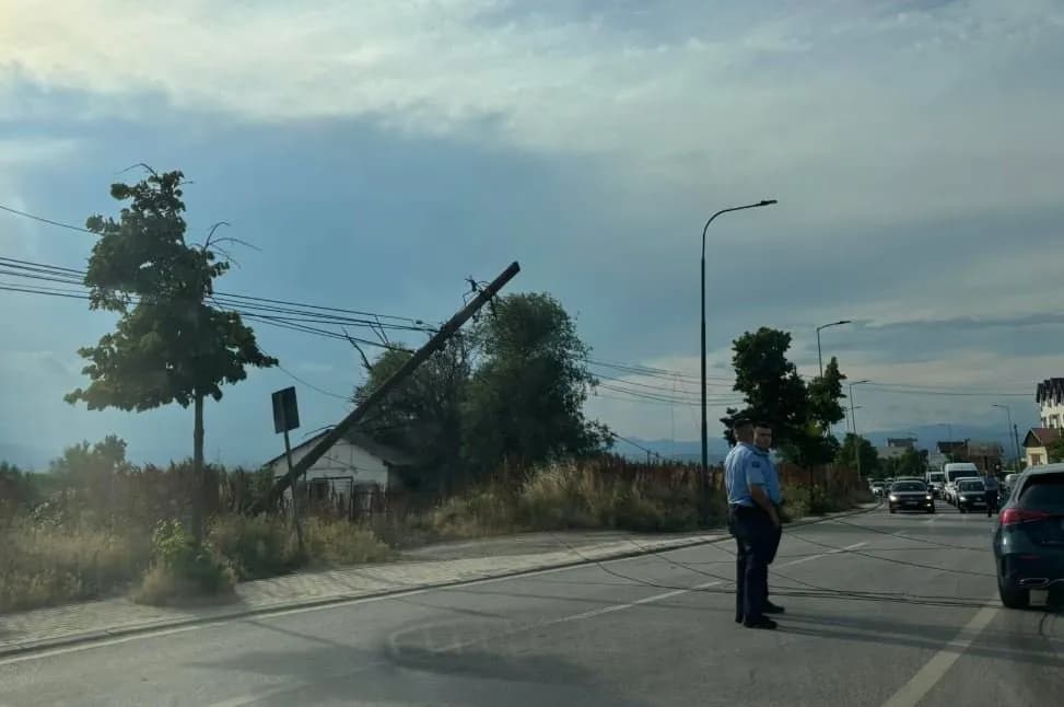 Rrëzohet një shtyllë elektrike në dalje të Prishtinës, vështirësohet qarkullimi i automjeteve