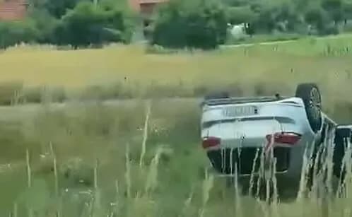 Rrokulliset një veturë në Lumbardh të Vushtrrisë, përfundon në një fushë