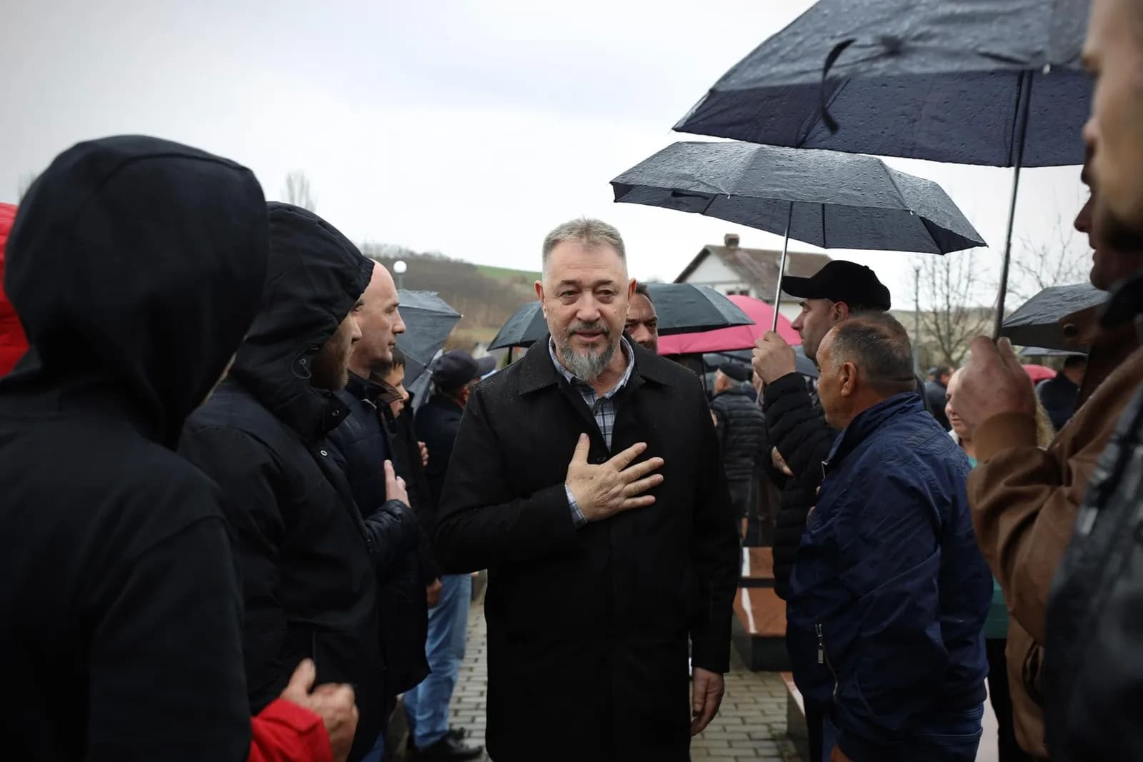 “S’je burrë”, Lushtaku i reagon Sveçlës: Si dezertori i luftës që je, nuk mund të flasësh për burrëri