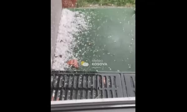 Stuhi e fuqishme me breshër dëmton çatitë në Cërmjan të Gjakovës