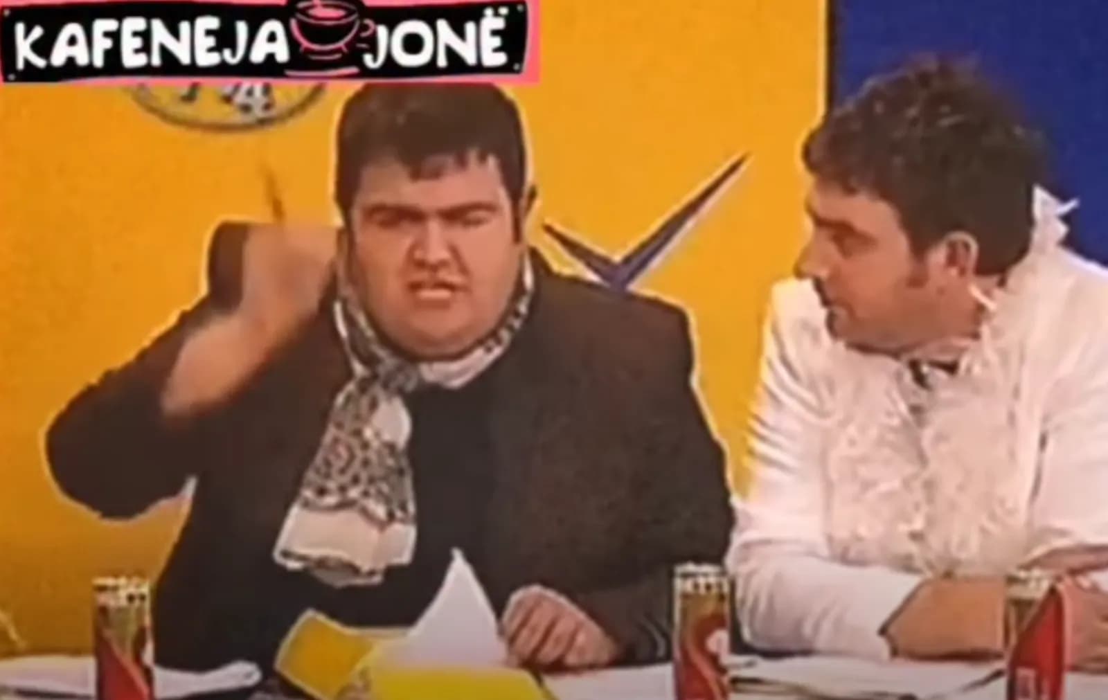 “Ton’ ditën e lume vijnë hyjnë në Prishtinë”, Kafeneja jonë alla The Simpsons – si e parashikoi taksën 10 euroshe