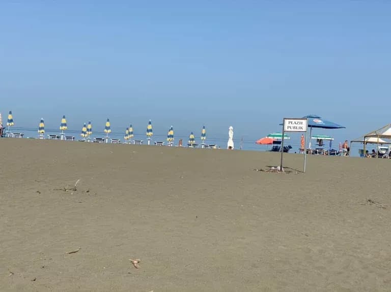 Tre orë kërkim për burrin që dyshohej se u mbyt në Shëngjin, gruaja e gjen në kafiteri