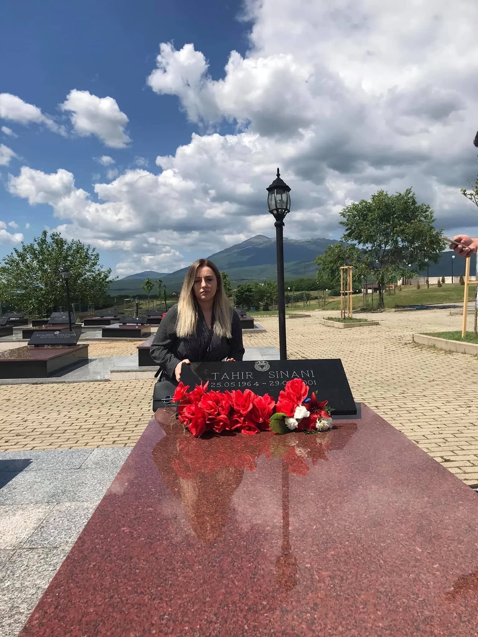 Vajza e Tahir Sinanit shpërthen ndaj Taulant Ballës: Sot ma vrave për së dyti babën, kërko falje publike