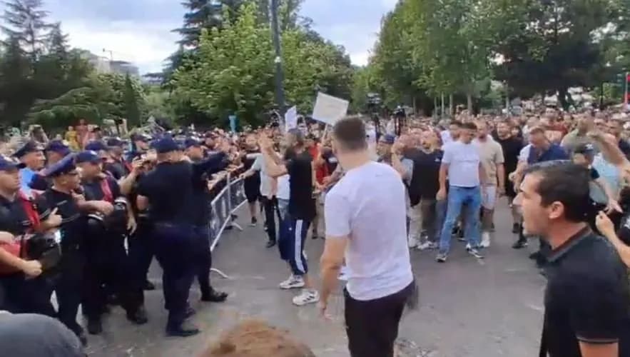 Zvërneci – përplasje mes qytetarëve dhe policisë në protestë, çahet kordoni
