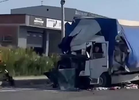Aksident i rëndë në Qafën e Duhlës, përfshihen tre kamionë dhe një veturë