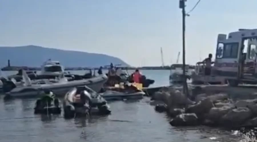 Aksident në detin e Vlorës, helika e skafit ia pret këmbën një personi