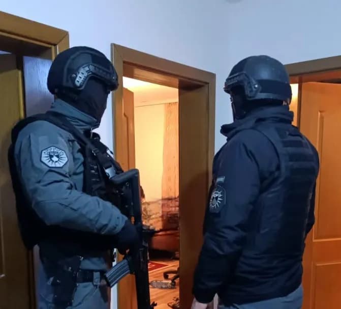 Bastisje në shtëpinë e 17-vjeçarit në Pejë – Policia gjen dhe sekuestron një armë