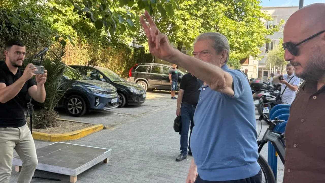 Berisha paraqitet në SPAK, zbaton masën ‘detyrim paraqitje’, pritet nga mbështetësit