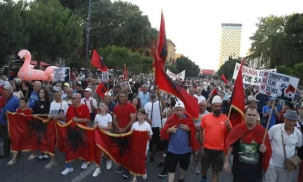 Dita e 42 ditë e protestës në Tiranë, nis grumbullimi i pjesëmarrësve në sheshin ‘Skënderbej’