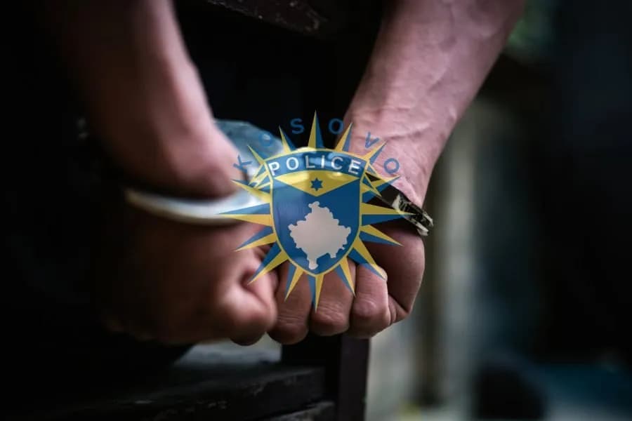 Foli me një të mitur me emra të rremë në rrjete sociale dhe më pas e kanosi me publikim të fotografive, arrestohet 28-vjeçari në kufi