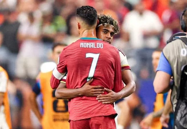 I mërzitur pas eliminimit, Yamal shkon ta ngushëllojë Ronaldon
