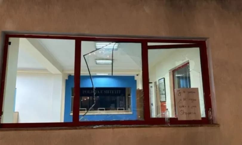 Incidente në mesnatë gjatë tubimit, protestuesit thyejnë xhamat e komisariatit, policia i shpërndan me ujë