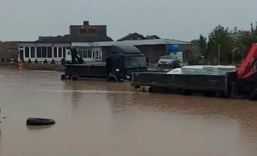 Kamionët bllokohen në ujë pas vërshimeve në rrugën Ferizaj-Shkup