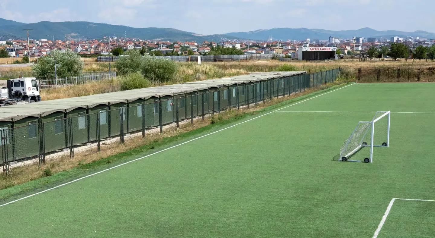 KFOR-i përfundon vendosjen e 67 kontejnerëve në fushat e futbollit në Bërnicë